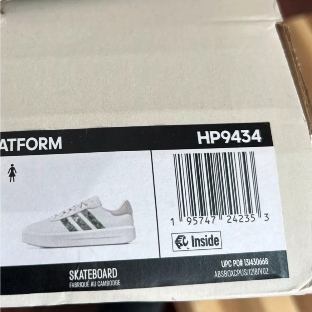 NWOT Adidas HP9434 size 7.5 shoes - Picture 4 of 4